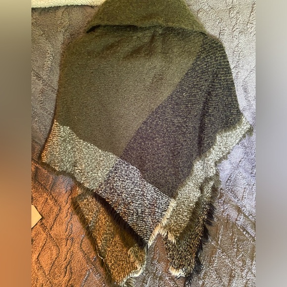 Beautiful multi tone green button up poncho - Picture 2 of 2